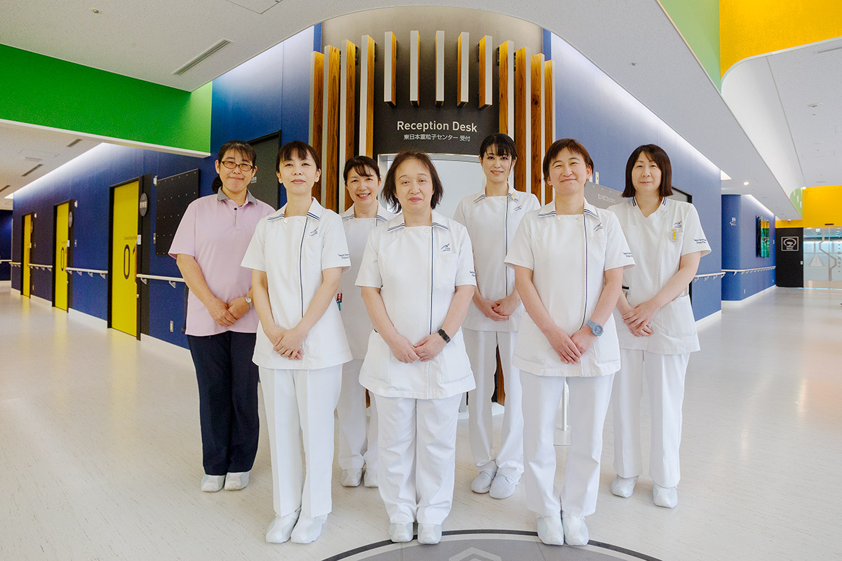 看護スタッフ 東日本重粒子センター受付ホールにて