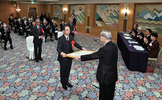 山形新聞社 寒河江浩二会長から賞状を受け取る岩井岳夫センター長 写真提供／山形新聞社