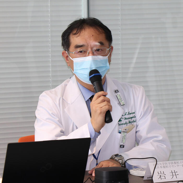 報道陣の質問に答える岩井岳夫教授