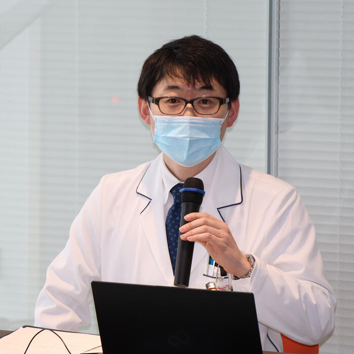 報道陣に照射完了を報告する佐藤啓治療科長
