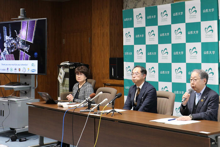2025年2月6日に開催された学長定例会見の様子 右から玉手英利学長、岩井岳夫センター長、永松愛子博士