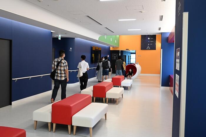 待合スペースにて院内デザインのコンセプトなどについて説明を受ける参加者