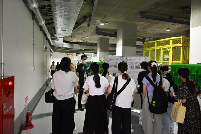 シンクロトロン加速器について解説を聞く参加者