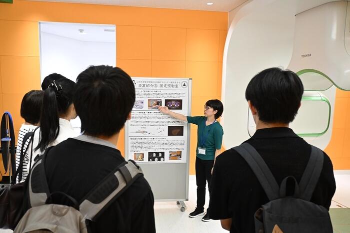 固定照射室にて説明を受ける参加者
