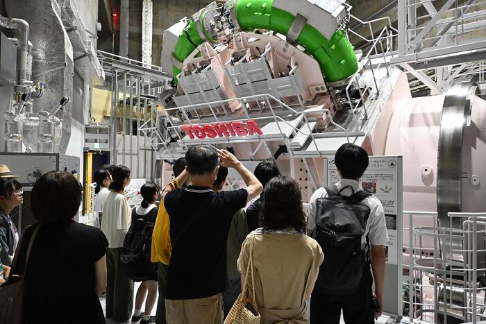 回転ガントリー照射装置　回転ガントリー照射室の裏側には全長10㍍、重量200㌧ の装置が隠れています