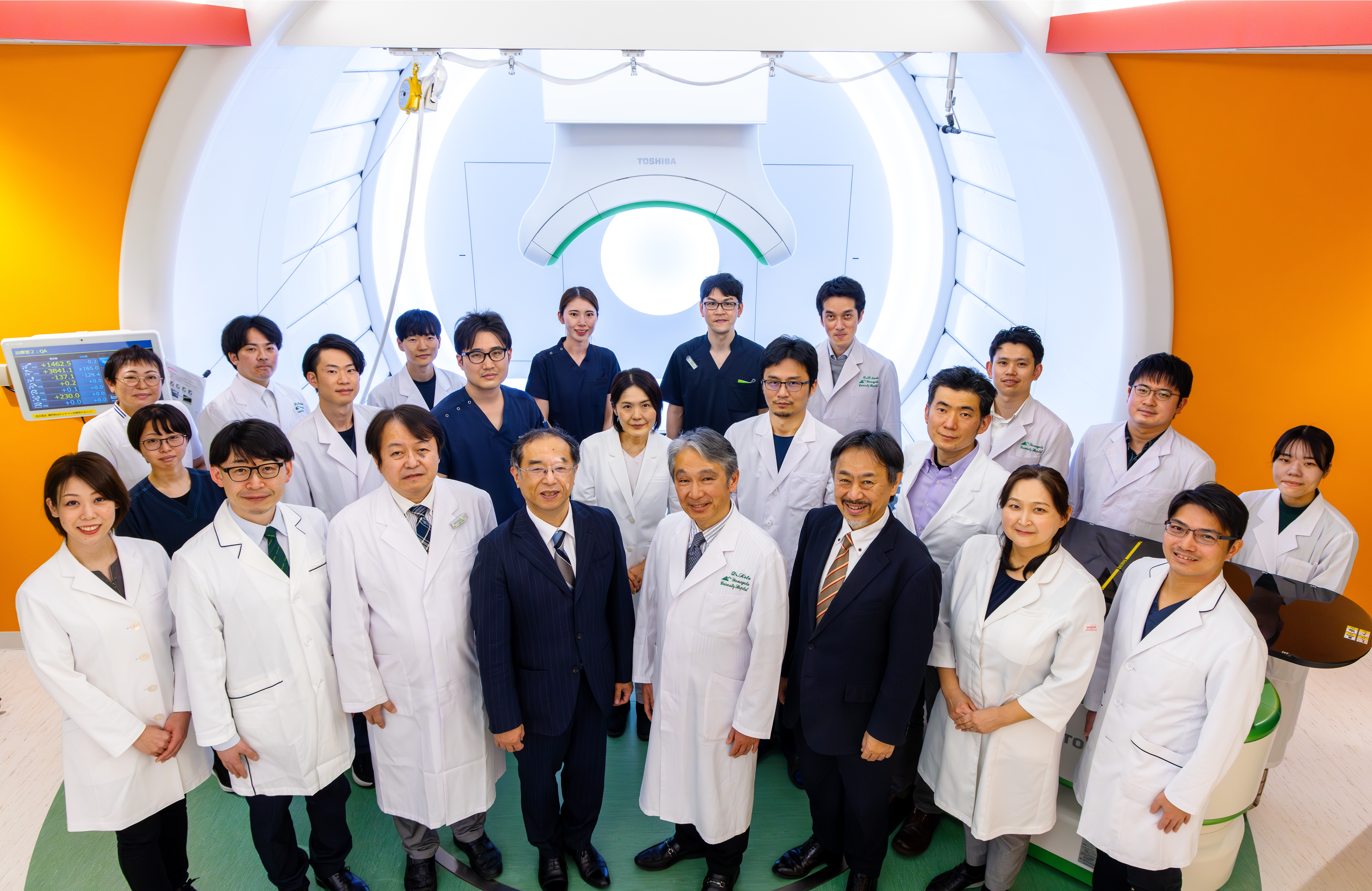 東日本重粒子センタースタッフ　回転ガントリー照射室にて